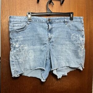 Lane Bryant Mid-Rise Girlfriend Jean Short with Flower Design Size 24
